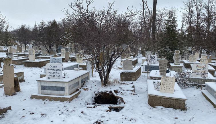 Mezarlıkta define ararken yakalandı, profesör çıktı! Polisler, ''Hocam bu ne hal'' dedi