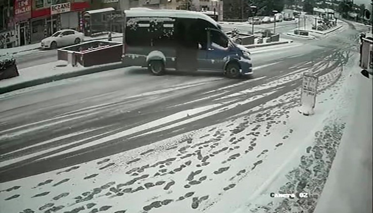 Sürücüler buzlu yollarda ecel teri döktü