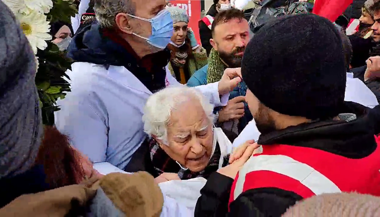 89 yaşında yerlerde sürüklenen doktorun görüntüsü izleyenleri üzmüştü. Hangi ünlü yazarın yakını çıktı