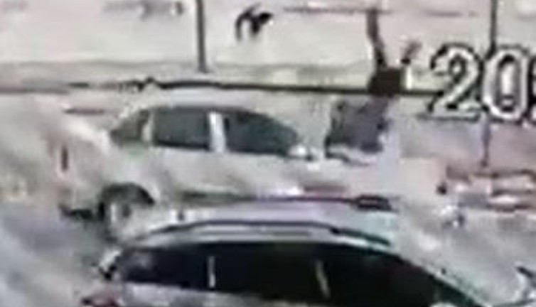 12 yaşındaki çocuğa köpekten kaçarken otomobil çarptı