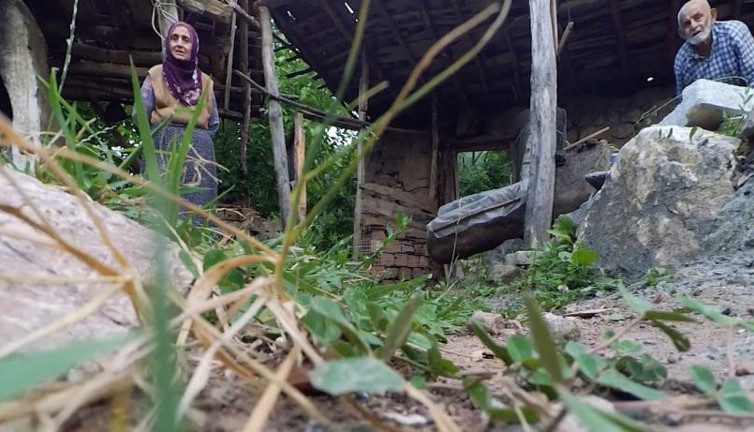 Yaşlı çiftin dronla imtihanı. Bahçelerine düştü. "Uzaydan düştü"