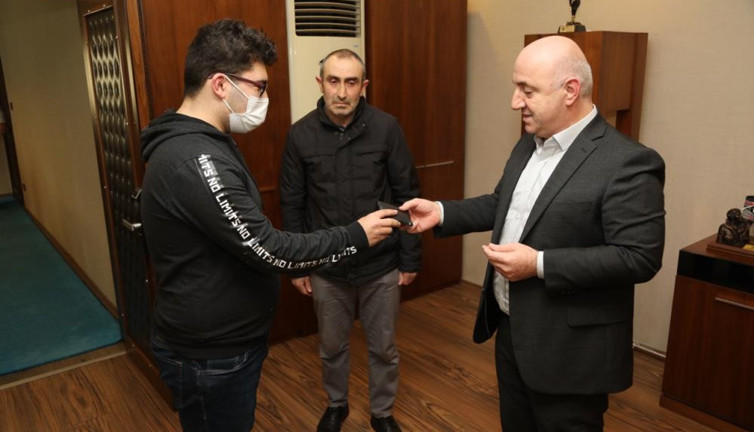 Para ve altın dolu cüzdan buldu. Temizlik işçisinden örnek davranış