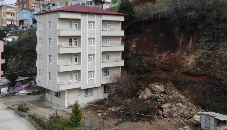 5 katlı binayı heyelan korkusu boşalttı