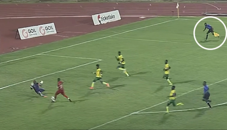 Yardımcı hakem heyecandan sahaya girdi