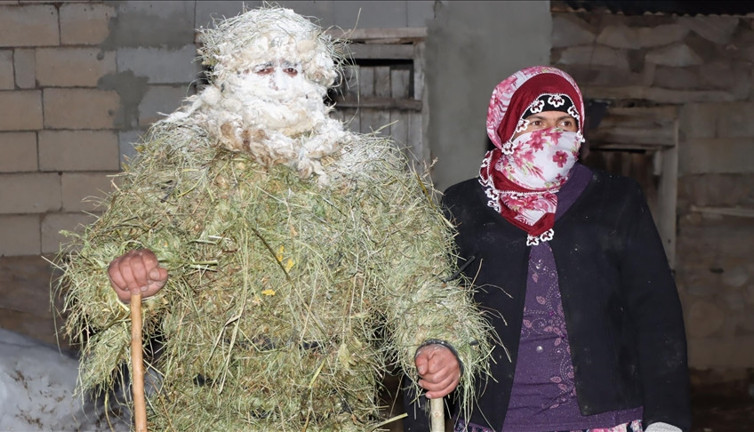 Böyle kış eğlencesi görülmedi! Sakallı 'köse-gelin' geleneği yaşatılıyor