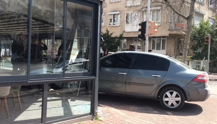 Otomobil fırına daldı