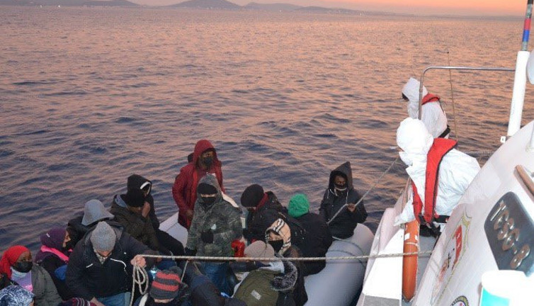 Yunanlıları itti Türk Sahil Güvenlik 60 göçmeni kurtardı