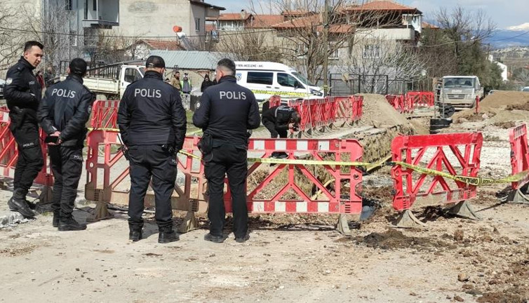 Kafasına asfalt düştü öldü