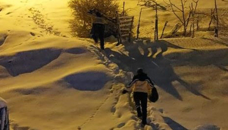 Karları yara yara gittiler hastayı kurtardılar