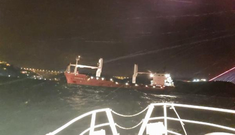 İstanbul Boğazı'nda makina arızası yapan gemi kurtarıldı