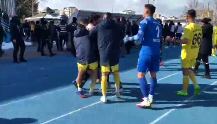 Maç bitti saha karıştı. Futbol değil adeta savaş!