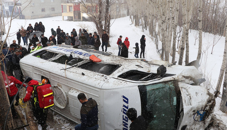 Yolcu minibüsü, istinat duvarını aşıp devrildi! Çok sayıda yaralı var…