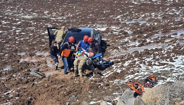 30 metre sürüklenip çamura saplandı! Yaralı sürücü bata çıka taşındı…