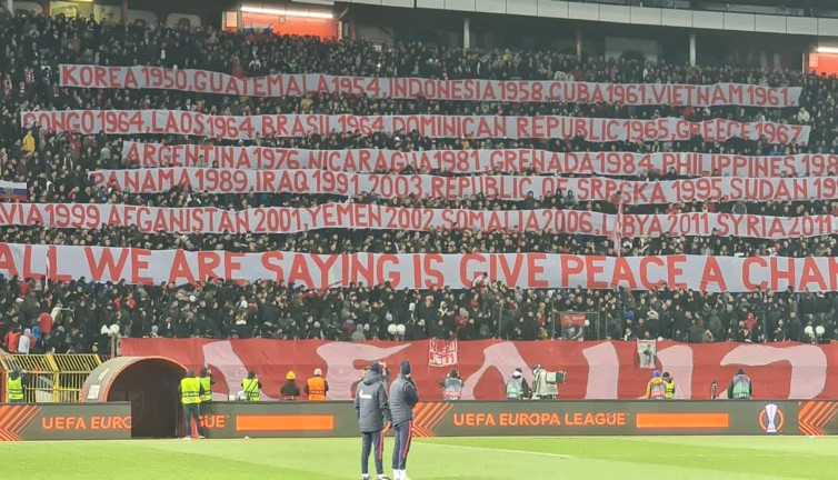 Kızılyıldız tribünleri savaşa karşı tek yürek, tek ses oldu ve haykırdı: "Barışa şans verin"