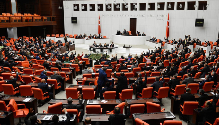 Yeni Seçim Yasası teklifi Meclis gündemine geliyor. AKP ve MHP anlaşmıştı