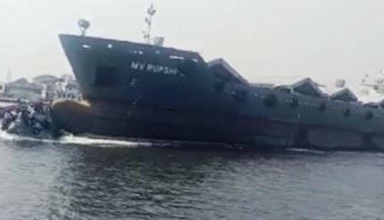 Yük gemisi çarptığı yolcu teknesini batırdı. Çok sayıda ölü ve kayıp var