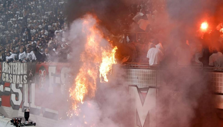 Taraftarlar tribünü ateşe verdi