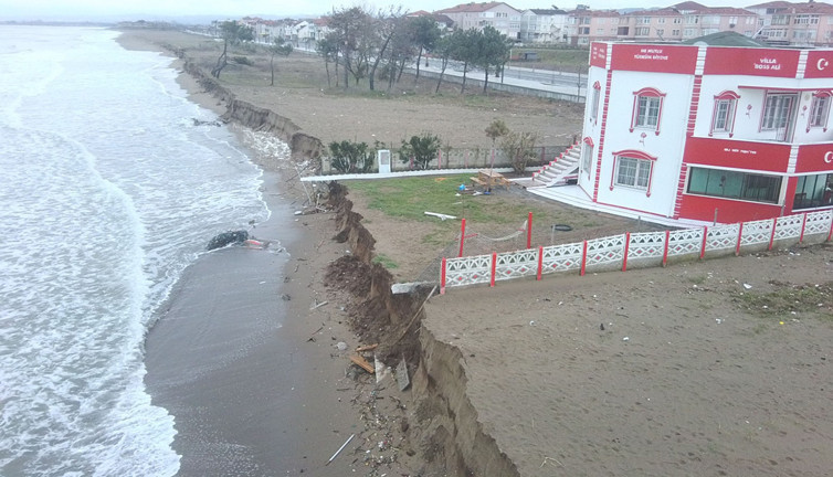 Dev dalgalar son bir ayda 20 metrelik kıyıyı yuttu