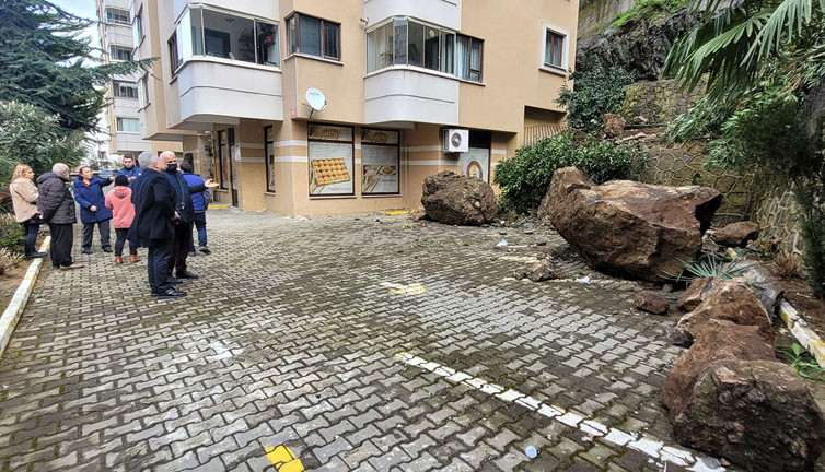 Dev kayalar sitenin kabusu oldu! 3 otomobil hurdaya dönmüştü...