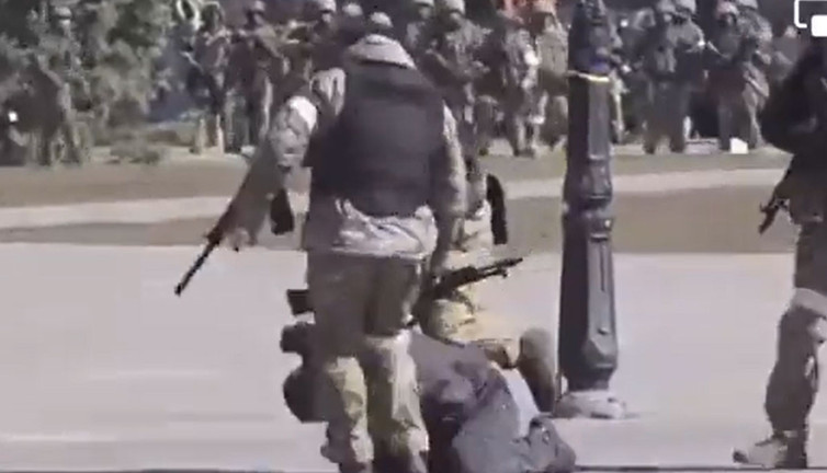 Rus askerleri işgali protesto eden sivili darp etti! Kırımlı Gazeteci Gülsüm Khalilova paylaştı