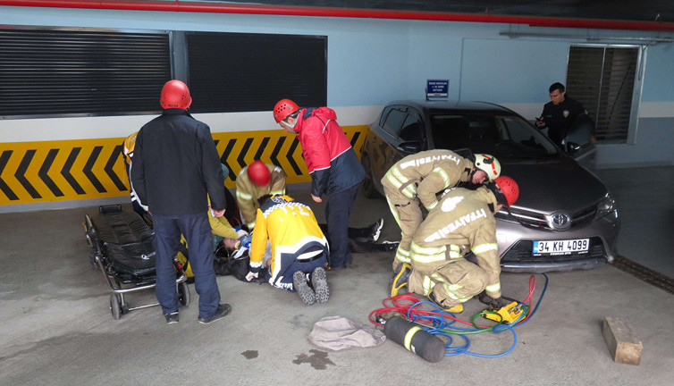 Otoparkta akılalmaz kaza! Kendi otomobilinin altında kaldı...