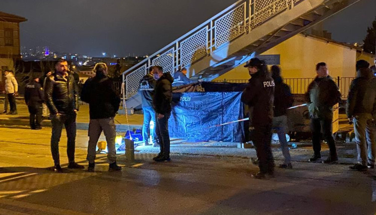 Göğsünden bıçaklayıp ölüme terk ettiler