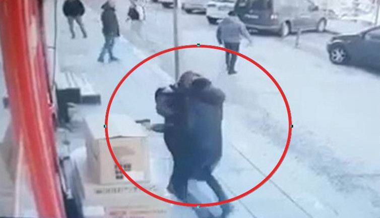 Cadde ortasında silahla kovaladı