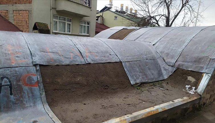 Tarihi türbenin çatısındaki kurşun levhaları çaldılar