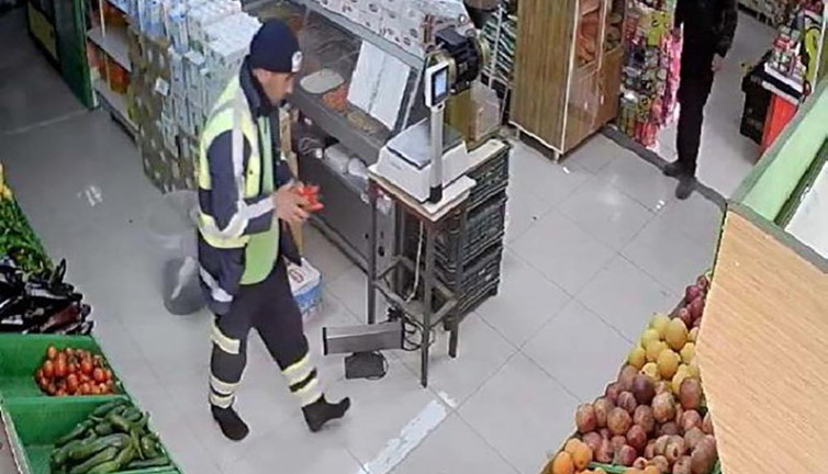 Market sahibini ağlatan hareket! 'Market kirlenmesin' diye çamurlu ayakkabılarını çıkartıp girdi