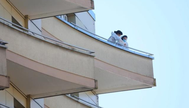 5 kişi aynı anda 7. kattan atladı