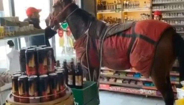 Çaldığı atla markete gitti