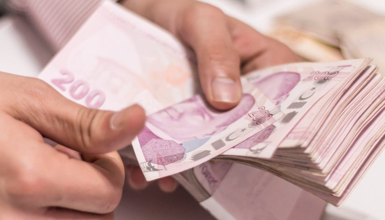 Üç maaşlı bürokrata dev zam. Aylık geliri dudak uçuklatmaktan da öte. Vatandaş ay sonunu getiremezken...