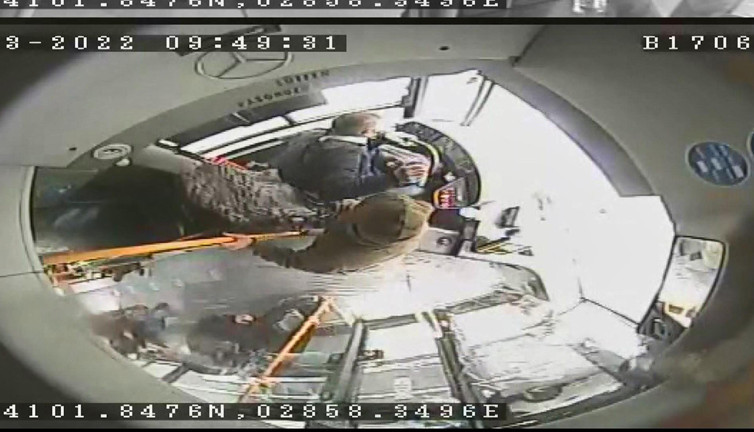 Ya otobüs devrilseydi! Seyir halindeki İETT otobüsünün şoförüne yumrukla saldırdı...