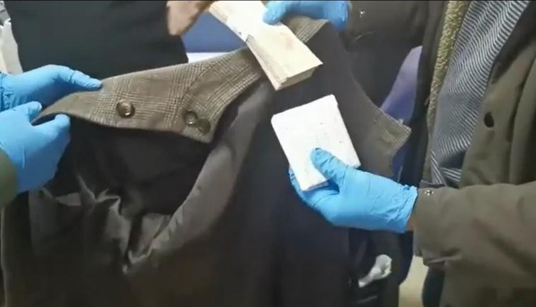 Rüşvetçi memurun ceplerinden para fışkırdı