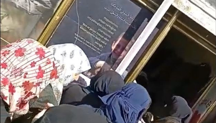 Vatandaş ucuz ekmek kuyruğunda, Suriyeliler yardım kuyruğunda. İşte görüntüler