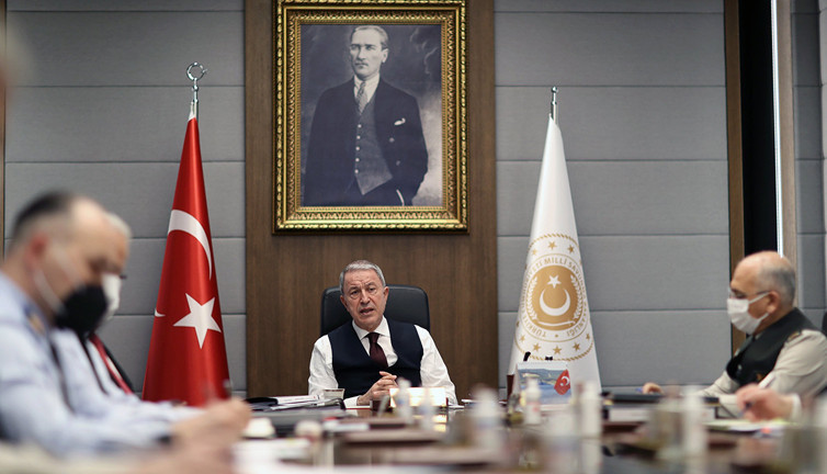 Bakan Akar'dan komutanlarla toplantı