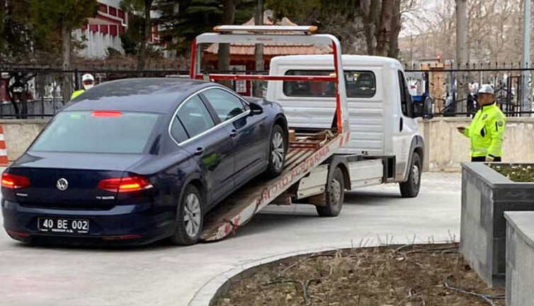 Tazminatını alamayan işçi belediyenin makam aracını haczettirdi