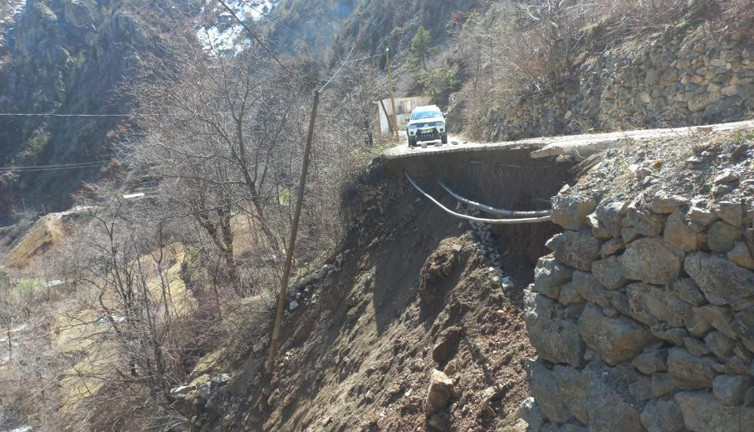Önce 42 evin yandığı yangın şimdi de toprak kayması vurdu
