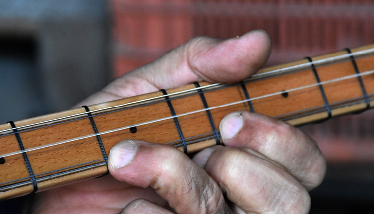 Bu sazın telleri direkt insan kalbine dokunuyor. İlk kez Aşık Veysel’in sazında denedi
