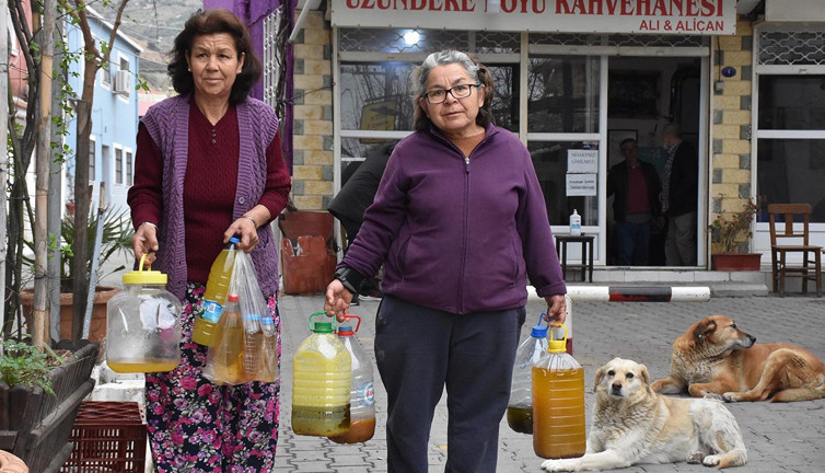Atık yağları toplayıp, sokak hayvanlarına mama alıyorlar