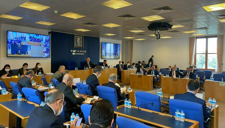 'İtibar' ve 'ceza' düzenlemesi AKP'nin önergesiyle tekliften çıkarıldı