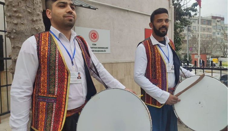 Sahte davulcuya dikkat! Kaşeli yaka kartı yoksa inanmayın…