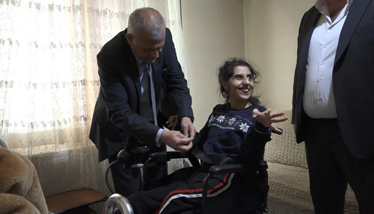 Burcu’yu sevindiren haber! Akülü tekerlekli saldalyesi çalınmıştı…