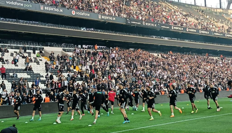 Beşiktaş Trabzonspor maçı öncesi taraftara açık idman yaptı. Yeni hoca taraftarlarla tanıştı
