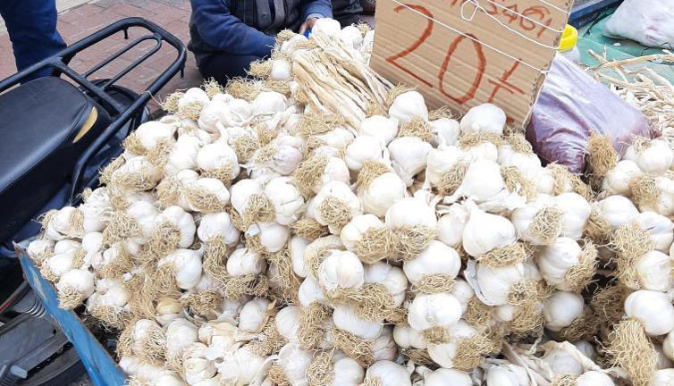 Osmaniye Belediyesi sarımsak satan adamın tartısına el koyunca yaşlı adam hüngür hüngür ağladı. Vicdansız belediye bu yaşlı adamı ağlattın ya