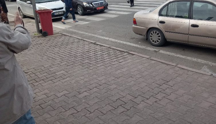 Cumhur İttifakı'na her şey hak mı? MHP'li il başkanının aracını böyle bırakıp gitmişler!