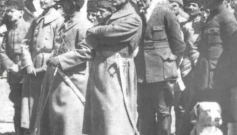 Atatürk'ün en az bilinen fotoğrafı ortaya çıktı! Belinde kılıç, iki elini kavuşturmuş...