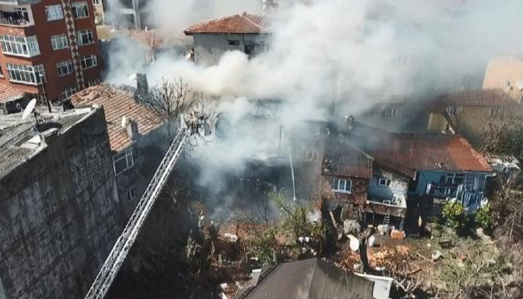 Metruk ahşap binada çıkan yangın yan binaya sıçradı