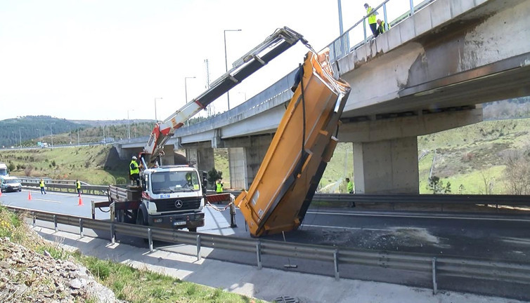 Beykoz'da faciadan dönüldü! Dorsesi asılı kaldı…