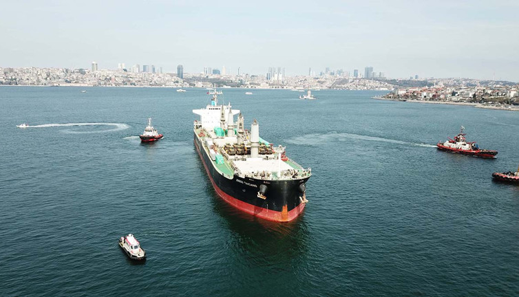 Haydarpaşa’da karaya oturan yük gemisi kurtarıldı